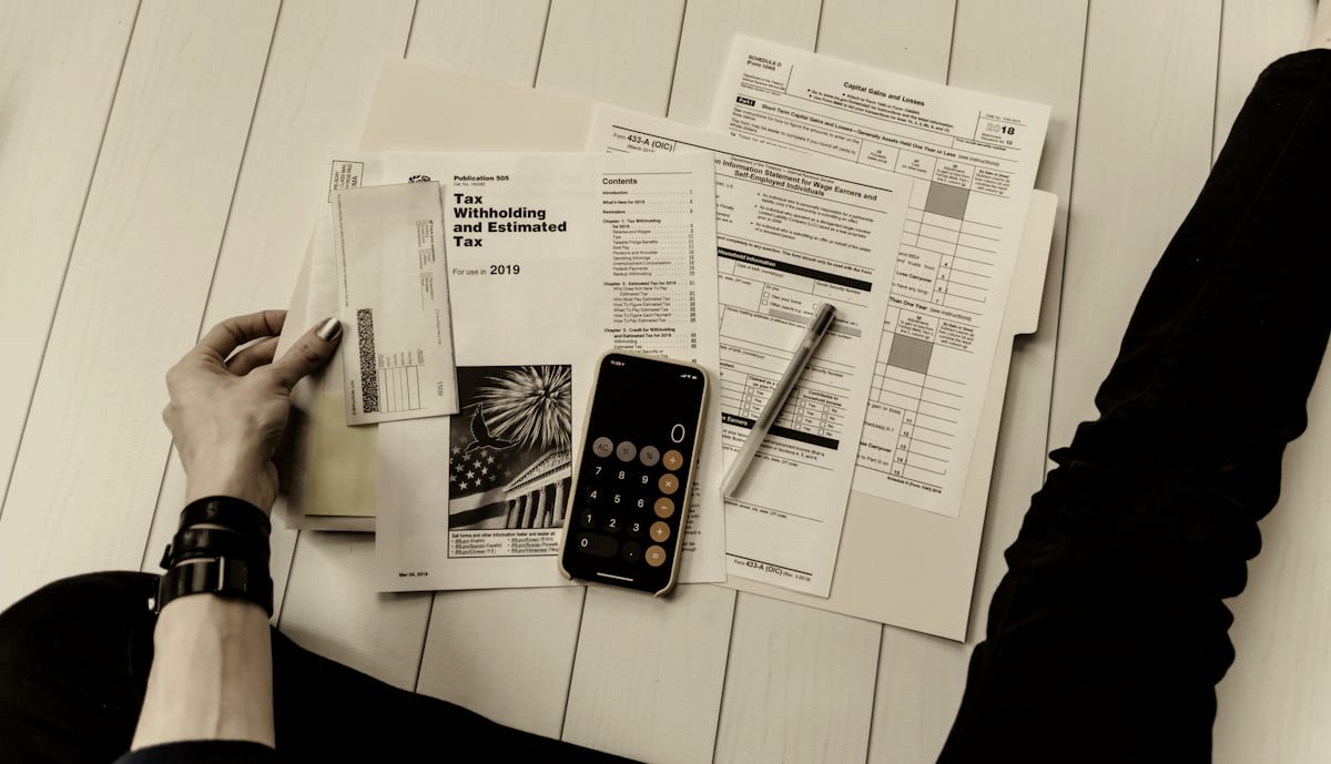 Documentos e cálculos sobre a mesa