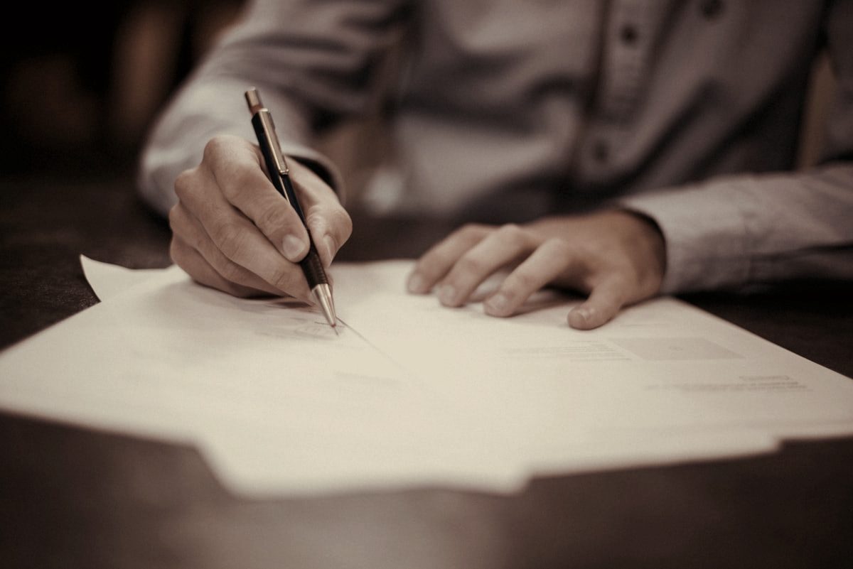 Assinatura de contrato sobre a mesa