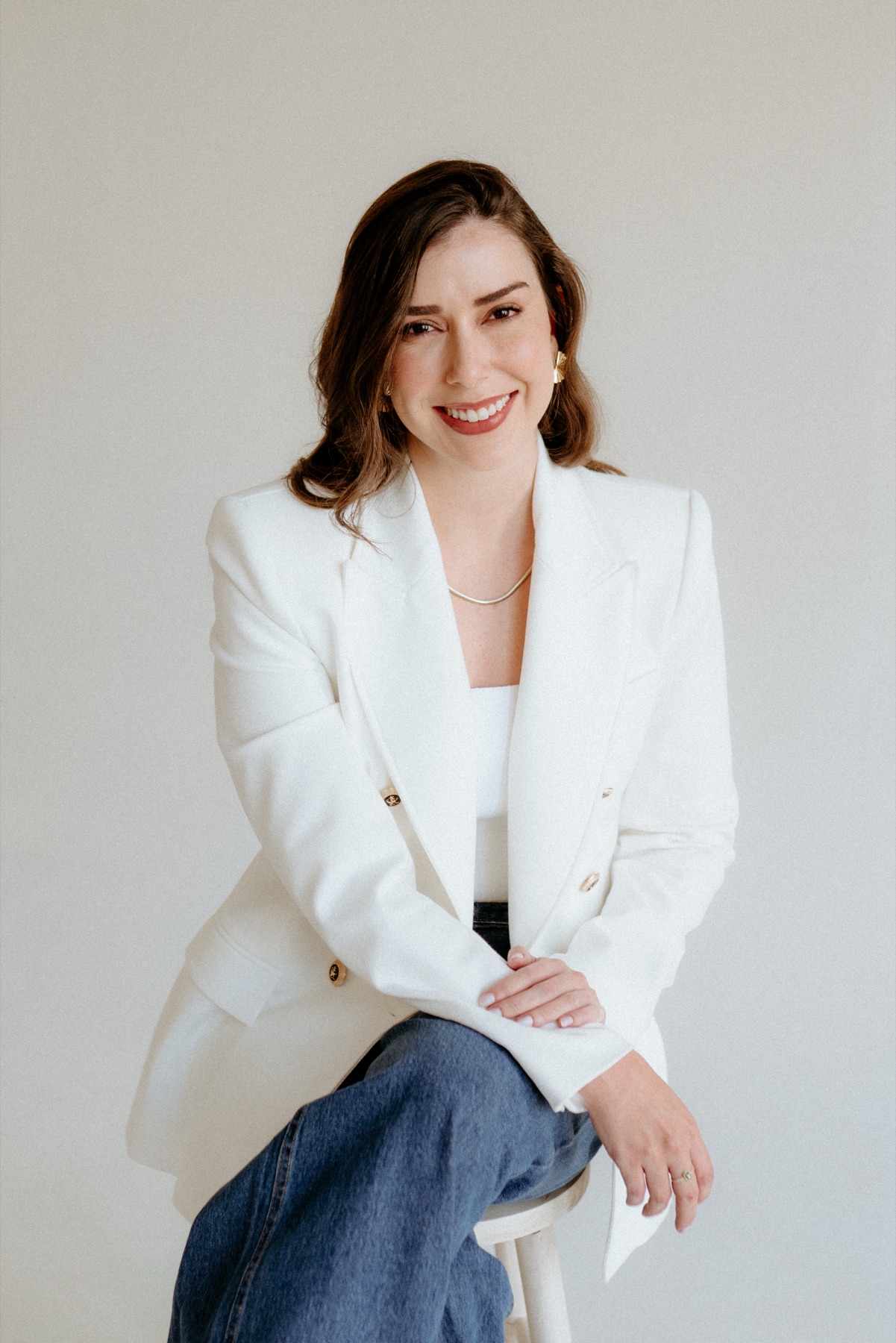 Dra. Mariana Valente, Médica Dermatologista, sorrindo em consultório