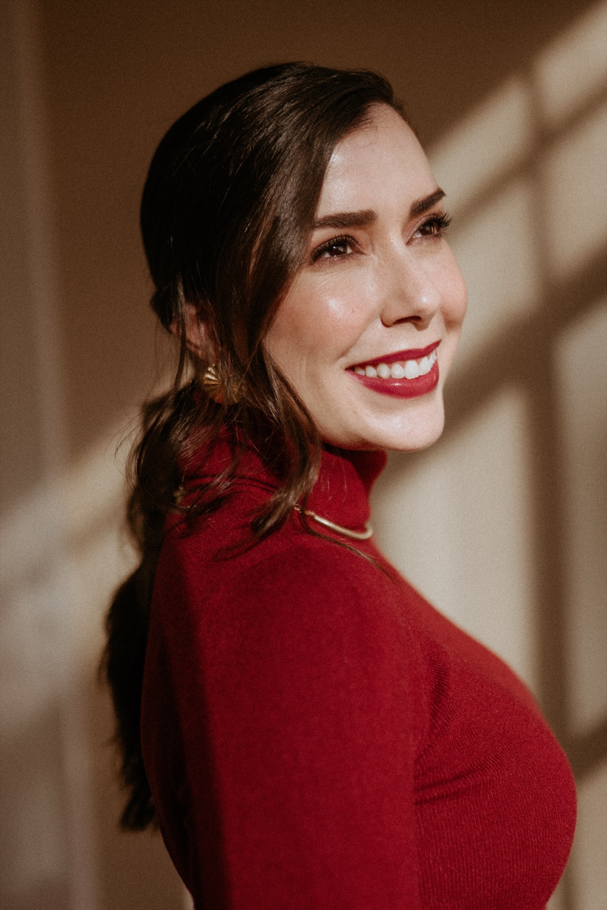 Dra. Mariana Valente sorrindo, pronta para atender seus pacientes