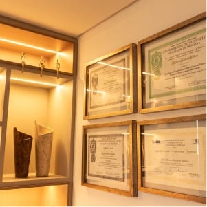 Parede de diplomas e títulos da equipe da Vie